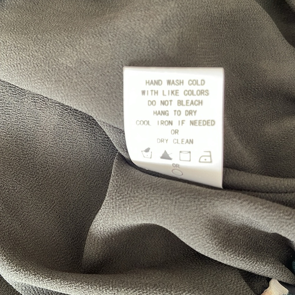 Print blouse by Melloday in size large - Picture 9 of 9